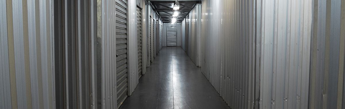 Armazenando roupas no self storage